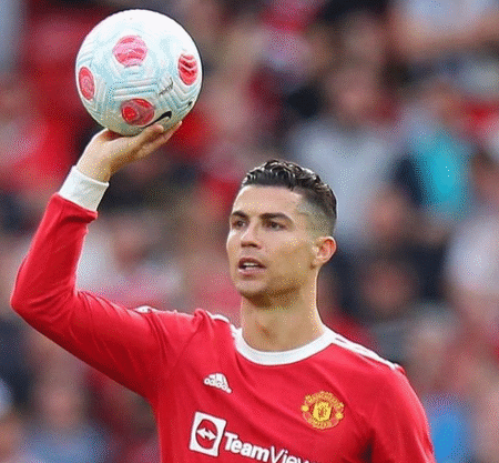 Ronaldo kezében tartja a labdát, a háttérbena közönség