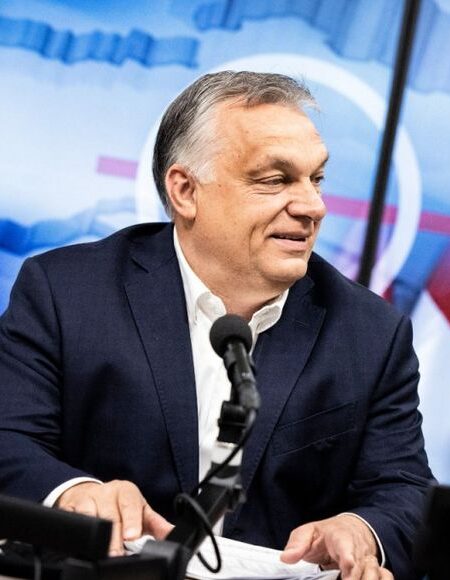 Orbán Viktor egy tévéstúdióban ülve beszélget