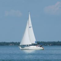 vitorlás a Balatonon