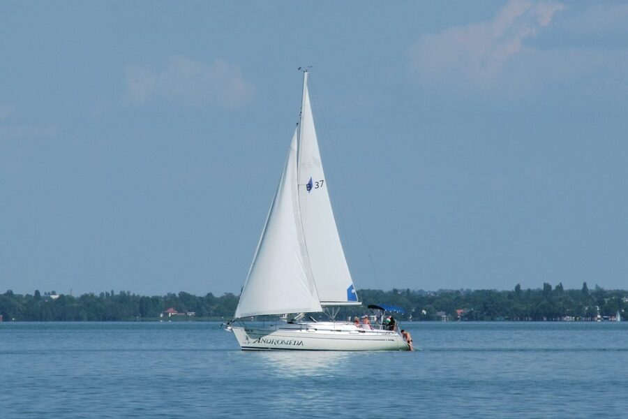 vitorlás a Balatonon