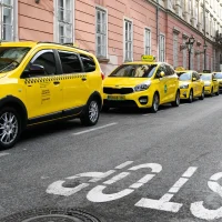 Taxisok sorakoznak az utcán